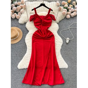 Banquet dress design with a twisted V-neck and pleated waistband for a slimming and elongated look. High slit toasting gown with suspender dress