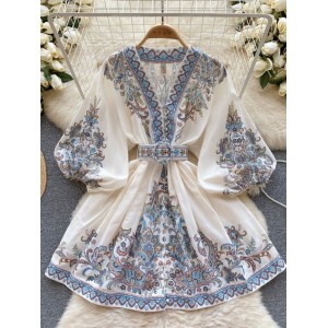 Light luxury French court style printed dress for women with V-neck and bubble sleeves, featuring a cinched waist design and a niche socialite temperament