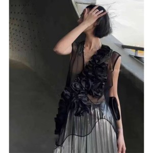 Internet celebrity's 2024 summer new item, niche socialite, three-dimensional flower design, mesh transparent V-neck vest