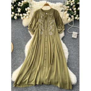 Slightly chubby and slimming dress for women in summer, with a lazy and relaxed style. Loose, flesh blocking, lace up, round neck, lantern sleeves, embroidered over the knee long skirt