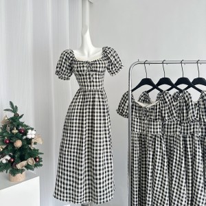 Yang Xiaojuan's French retro black and white checkered waist cinched dress exudes a feminine charm, revealing a slimming effect with bubble sleeves and a long skirt for tea breaks