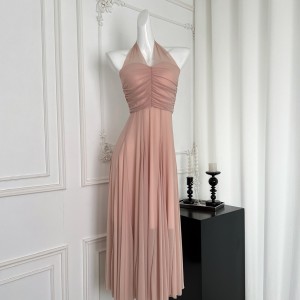 DFAY is a fairy dress, a low saturation pink four meter mesh dress that exudes a slimming temperament, a long skirt with ribbons for women in summer