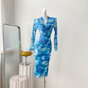 Real shooting of niche printed dresses in stock, women's mid to long slim fit and hip hugging skirts