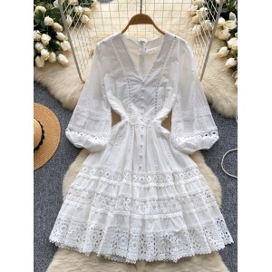 Long sleeved dress for women 2024 new French style design, niche V-neck lace single breasted fluffy short skirt