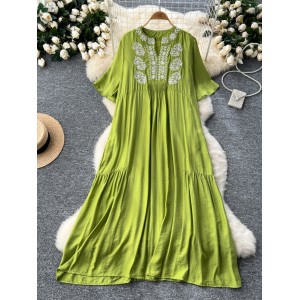 Retro artistic loose dress for women in summer, new heavy embroidery V-neck flared sleeves, slimming A-line large swing long dress