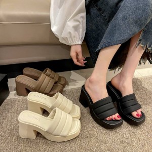 Sponge cake thick soled sandals for women's outdoor wear 2023 summer new fashion niche women's shoes design sense beach one line drag