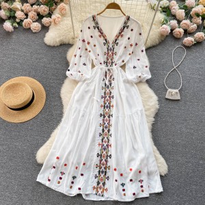 French retro ethnic style embroidered V-neck high-end dress for women in spring and autumn, with a cinched waist to show off weight and a large swing long skirt