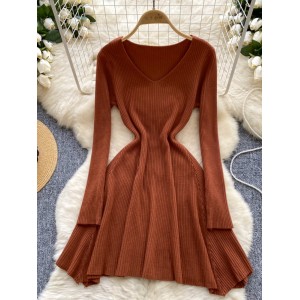 French style light luxury high-end solid color knitted dress for women in autumn and winter, V-neck waist design, niche temperament long skirt