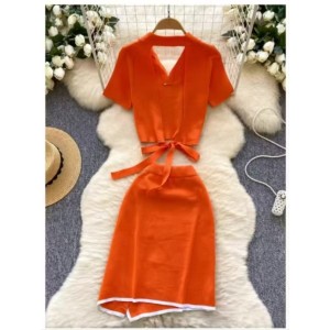 Autumn new design with contrasting color round neck slim fit and slimming short sleeved knitted shirt, high waist and hip hugging skirt two-piece set