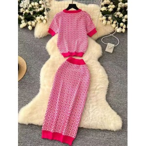 Autumn new design with contrasting color round neck slim fit and slimming short sleeved knitted shirt, high waist and hip hugging skirt two-piece set