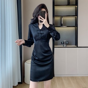 National style new Chinese style buckle small V-neck waist slimming dress 2024 autumn new black dress 8705