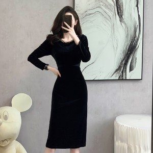 Real shot of a socialite style slim fit straight tube velvet dress for women in autumn, exuding a sense of luxury and slimming, revealing the waist, mid length skirt, size 5899