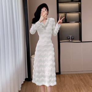 Lace lace temperament skirt autumn/winter 2024 long sleeved nail diamond V-neck dress 9588-2