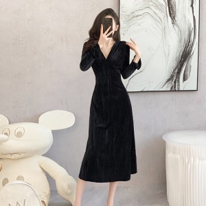 Texture velvet long dress with waist cinching and slimming effect, exuding a sense of detachment and old-fashioned style. Black ankle length dress 5913