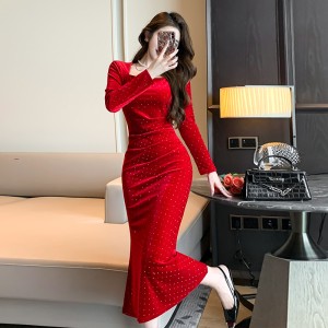 Hot pressed velvet dress for women, 2024 autumn and winter new high-end light luxury square neck French temperament hip hugging dress 5922