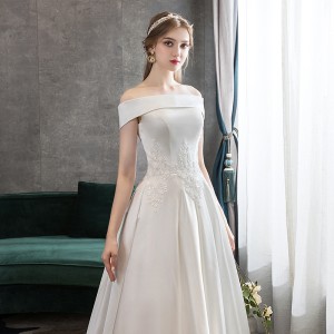 One shoulder satin light wedding dress 2024 new bride white simple and neat outdoor veil, small stature summer travel photo