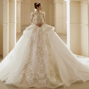 Long sleeved wedding dress 2024 new bride French retro light luxury niche high-end travel photography big tail main veil female