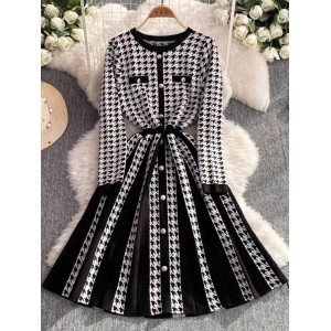 Mingyuan Xiaoxiangfeng Qianniao plaid knitted dress for women in winter, high-quality professional temperament, high waisted umbrella shaped A-line skirt