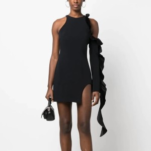 New French style fashion party with simple and niche design, featuring a leaky shoulder, single sleeve, black bandage dress, and evening gown for women