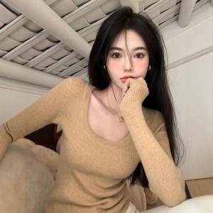 Retro U-neck Knitted Bottom Shirt, slim fit and slimming, with a high-end interior, pure desire top, autumn and winter new women's clothing, French style