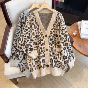 Real time shooting of plus size women's autumn and winter styles, fashionable and atmospheric, slimming knitwear, casual outerwear, high-end leopard print sweater, cardigan