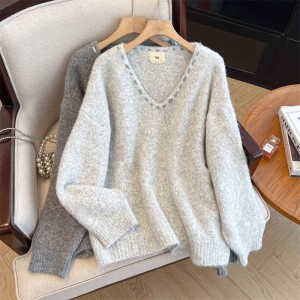 Realistic shooting of plus size women's clothing design, V-neck soft and sticky long sleeved sweater, high-end loose and slimming base sweater, knitted top