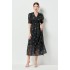 Real shot spot internet celebrity with the same black floral V-neck patchwork lace dress, waist cinching short sleeved new mid length skirt