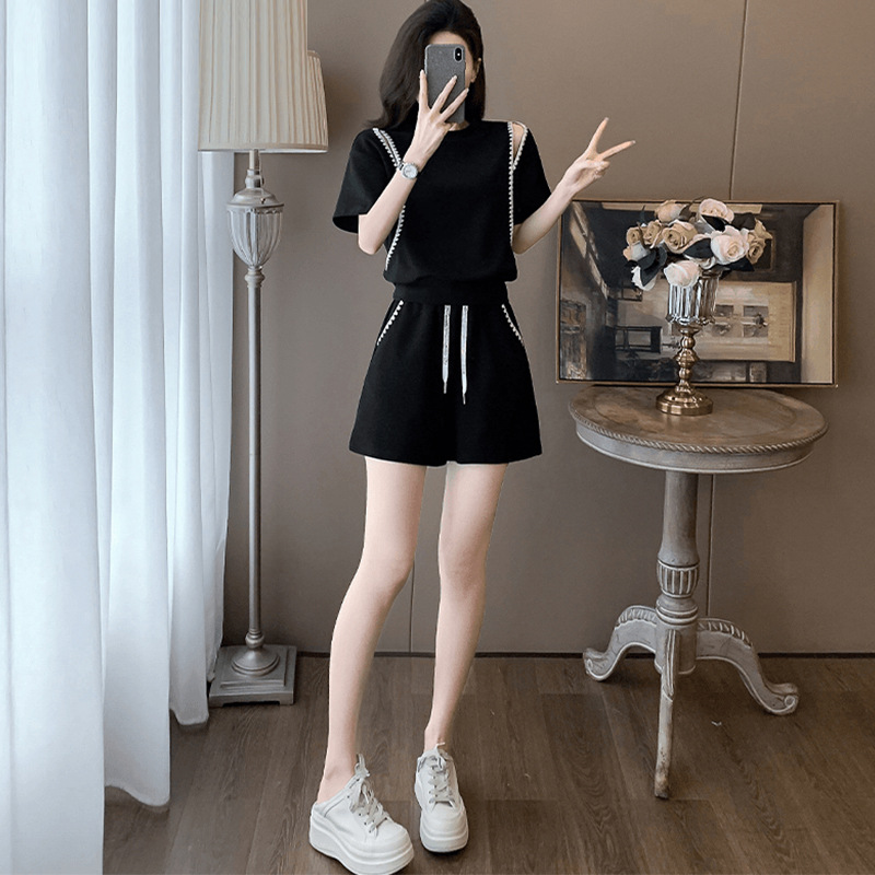 Fashionable casual suit for women in summer, loose and slim fit, short sleeved shorts with exposed shoulders, sporty two-piece set, trendy