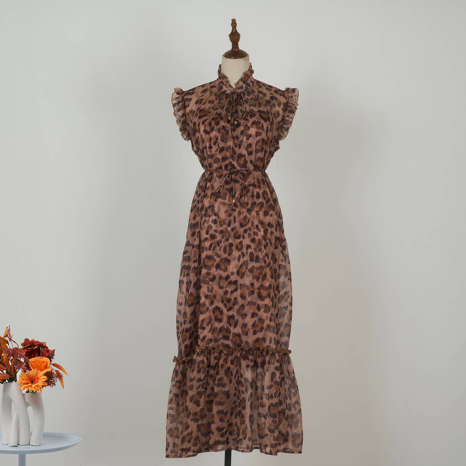Real time spot light luxury high order 25 new retro leopard print with black fungus edge small fly sleeves, medium long waisted dress