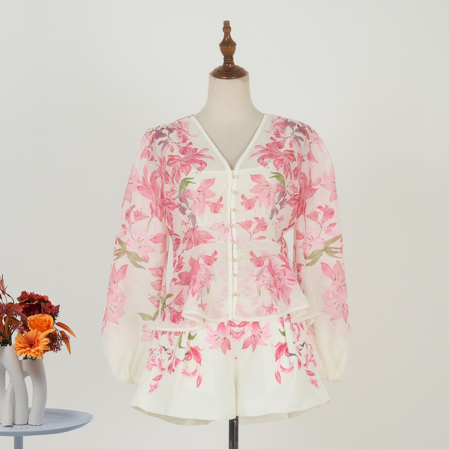 Real shot spot 2025 spring/summer printed long sleeved ruffled V-neck shirt top, high waist wide leg shorts set