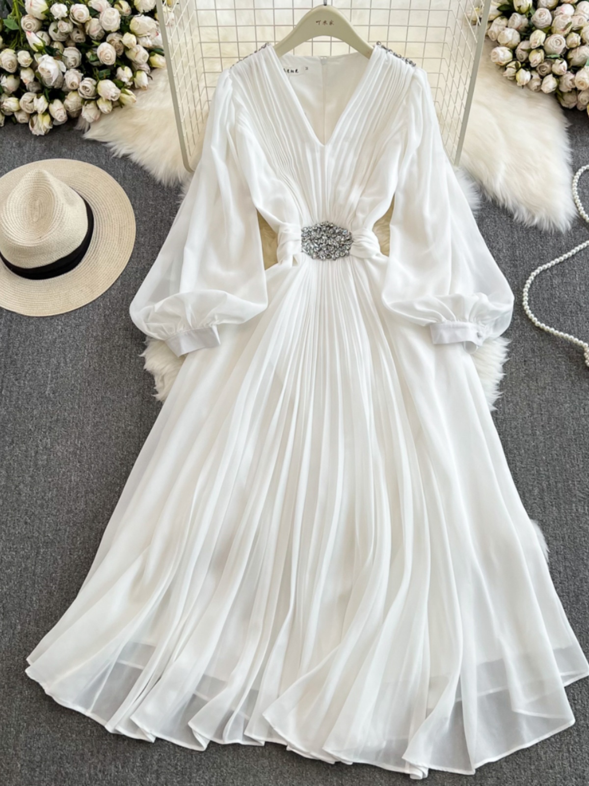 Seaside vacation photoshoot lantern long sleeved V-neck cinched waist slimming A-line chiffon pleated dress elegant large swing long skirt
