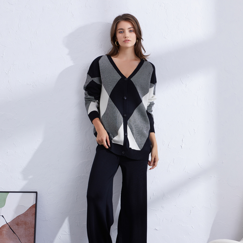 Autumn and winter new knitted sweater mid long loose and lazy style color blocked diamond grid casual design set jacket looks slim