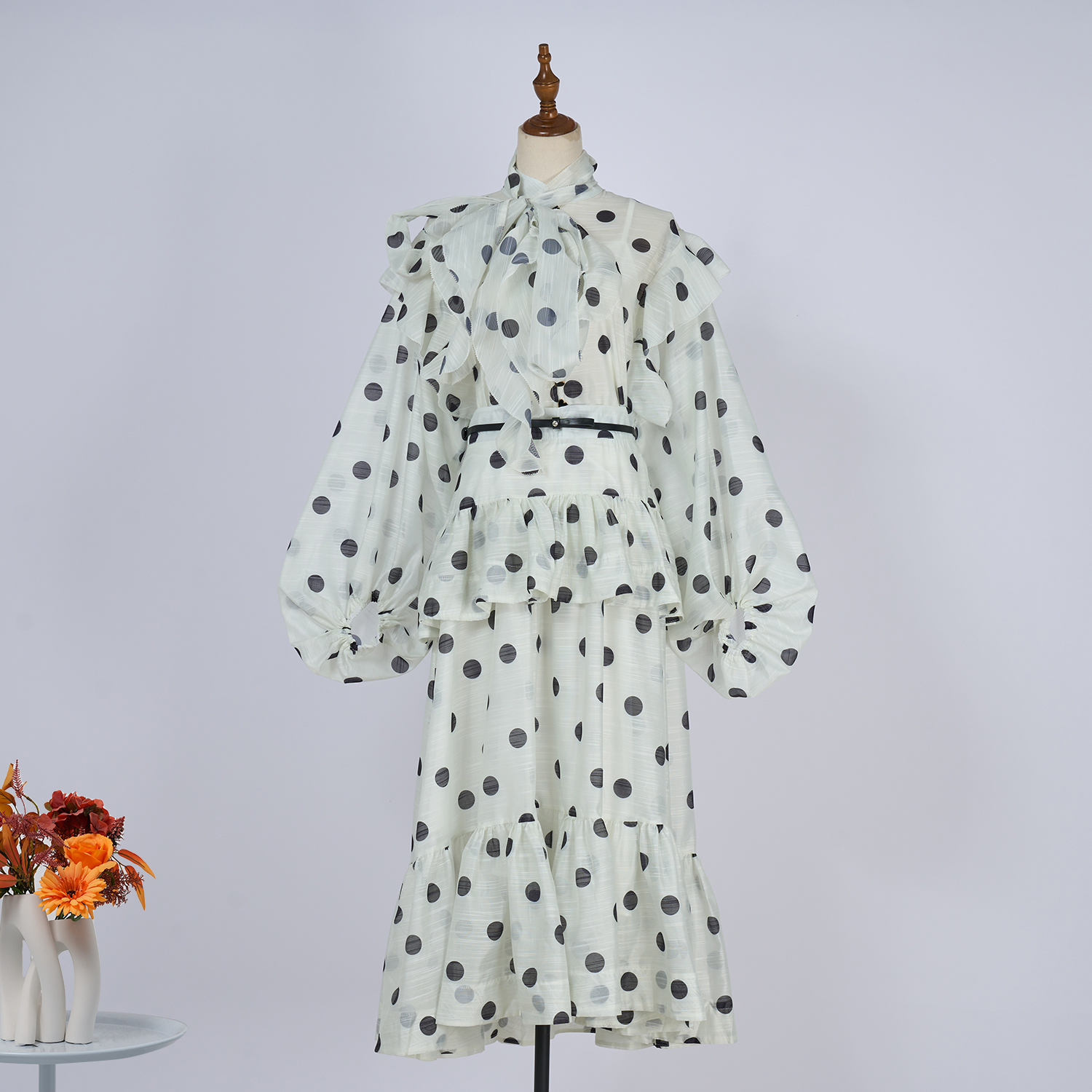 Real time spot polka dot set for women's spring new scarf collar with bubble sleeves, paired with a long ruffled half body top