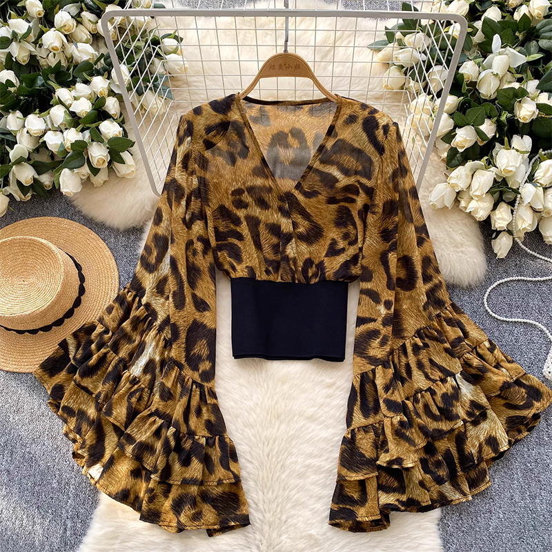 Internet celebrity new Instagram niche design sense V-neck flared sleeve printed top women's waist cinching versatile chic light luxury shirt