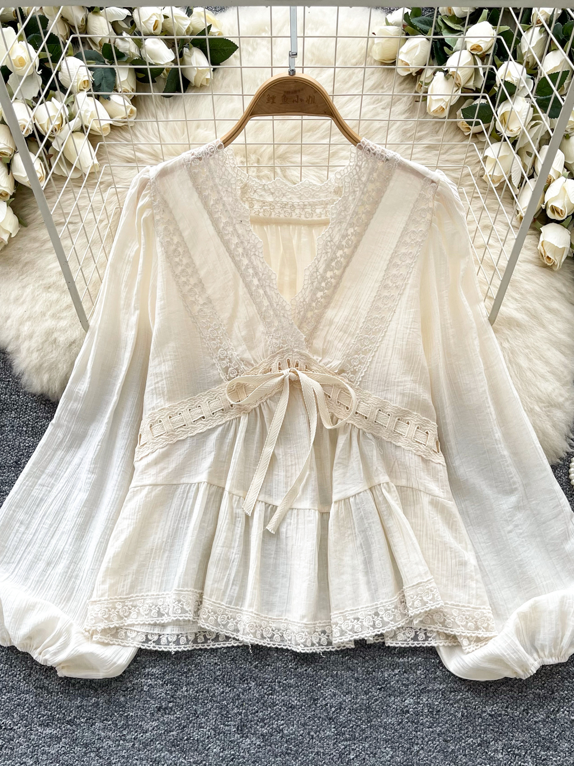 French gentle and sweet shirt for women, new V-neck lace lace lace up lantern sleeves, slimming top, loose shirt