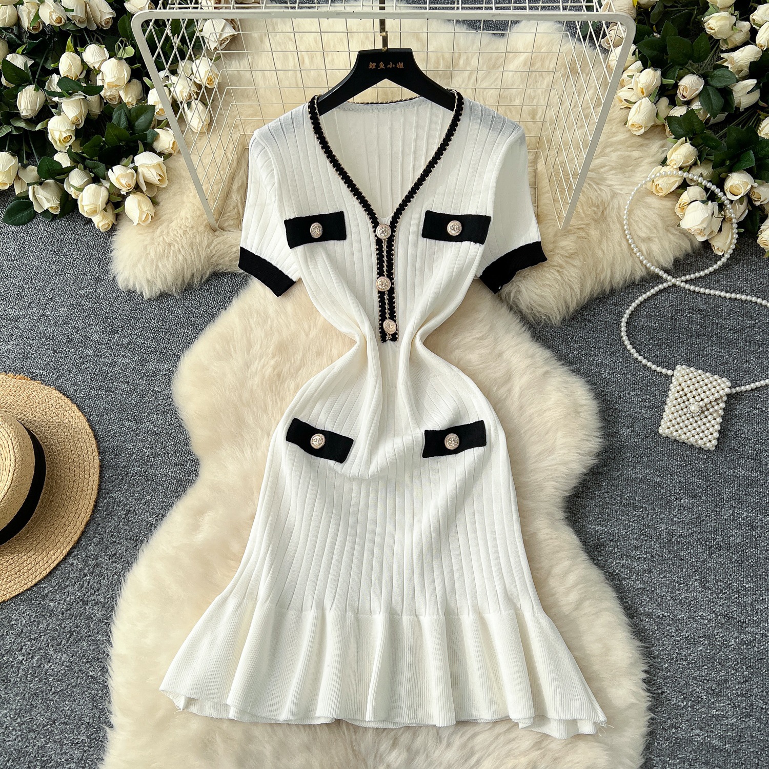 Xiaoxiangfeng retro contrasting color V-neck metal buckle short sleeved dress for women 2024 winter slim fit and slimming ruffle edge skirt