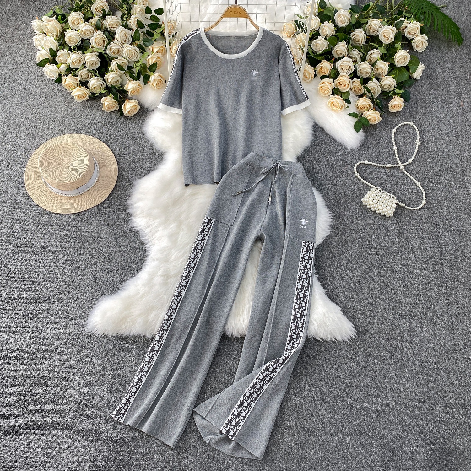 Korean internet celebrity short sleeved round neck T-shirt sports suit for female summer students, loose and slimming, printed wide leg pants on both sides