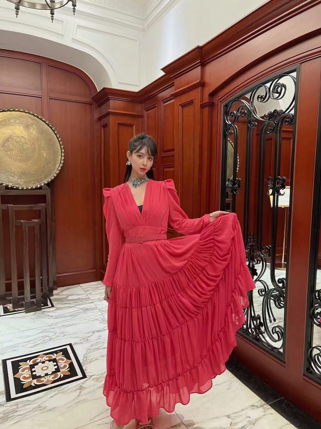 Advanced feeling, waist cinching, slimming temperament, long sleeved dress, autumn women's clothing, French stunning V-neck pleated A-line long skirt