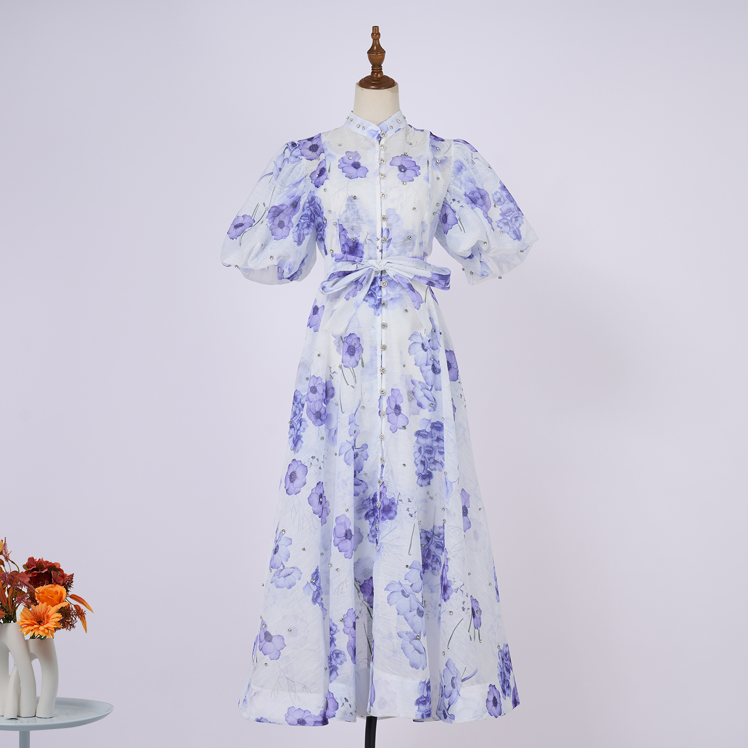 Real time shooting of palace style fashion show in 11 colors with a strong design sense. Heavy industry nail drill short sleeved single breasted jumpsuit with long skirt and suspenders