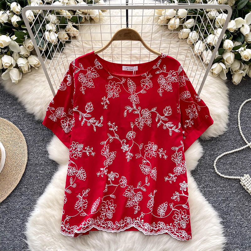 Artistic retro heavy industry embroidered shirt for women, versatile summer style, age reducing round neck short sleeved top, women's casual T-shirt