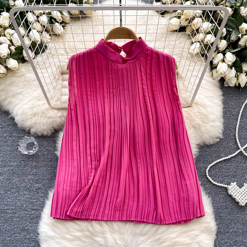 European and American style sleeveless hanging neck top for women's summer new design sense, loose and versatile, pleated and age reducing chic shirt