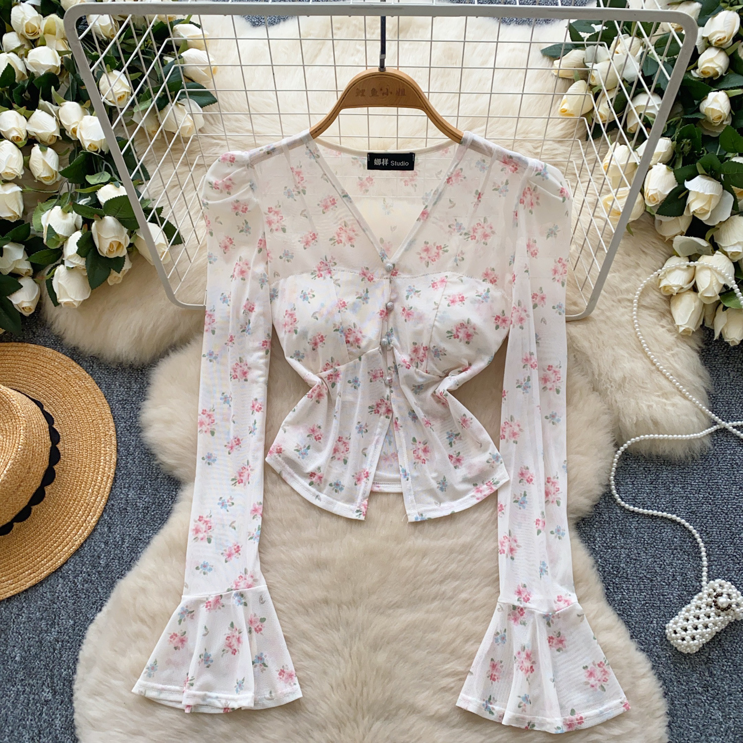 Pure desire spicy girl top women 2025 spring new style French design sense V-neck flared sleeve printed cardigan mesh T-shirt trendy