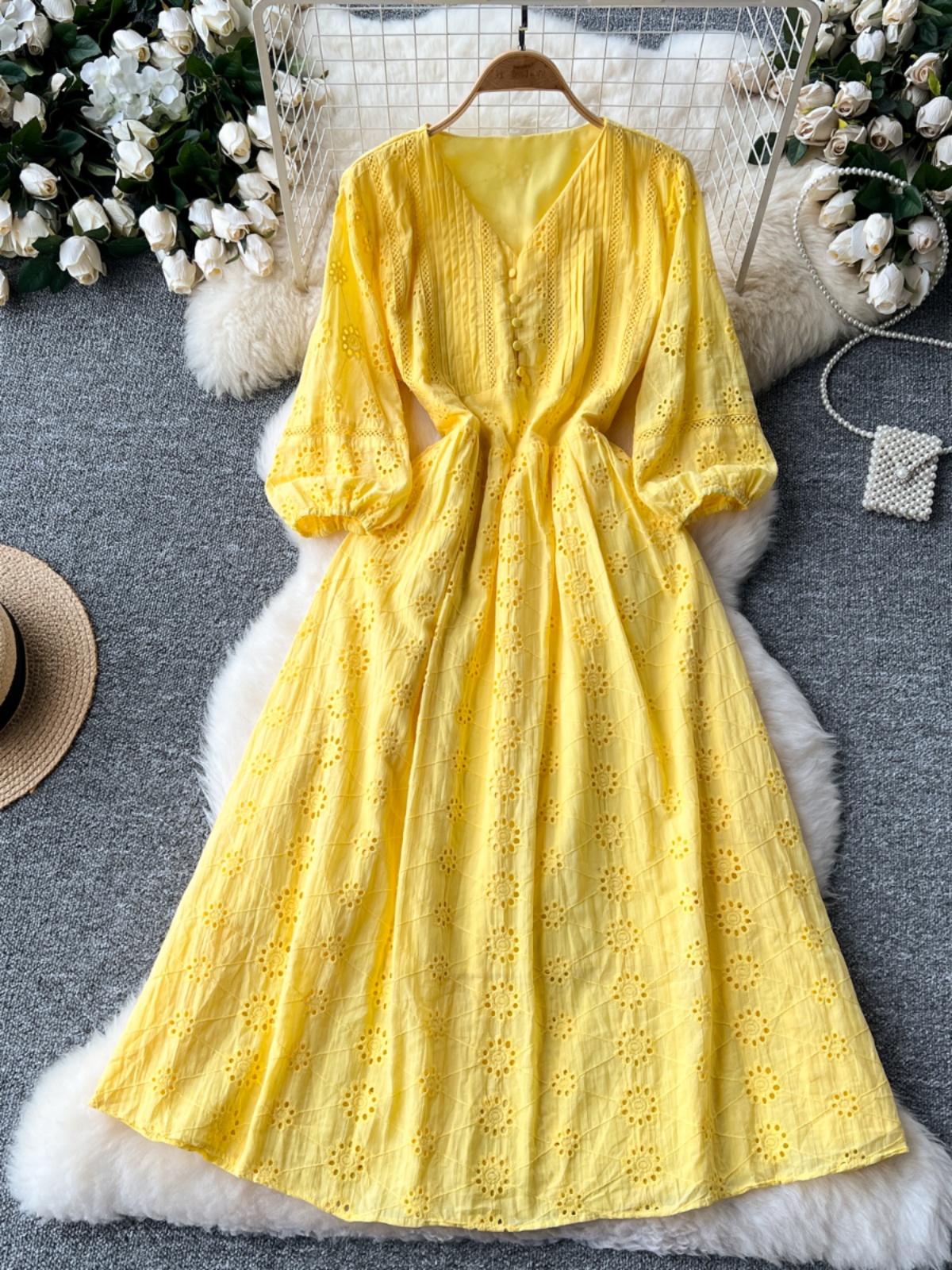French gentle style V-neck lantern sleeves with cinched waist for slimming effect, heavy hollowed out embroidery, western-style and youthful fairy dress