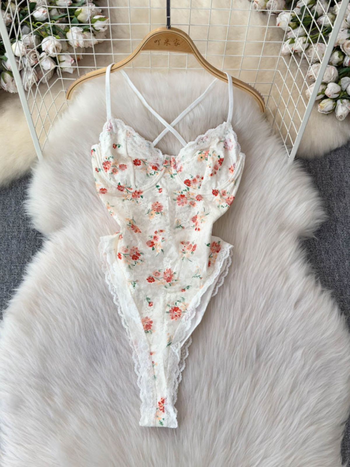 European and American style small floral lace edge jumpsuit for women, with a waist cinching and slimming effect, a sexy strap, and a sexy backless bottom strap