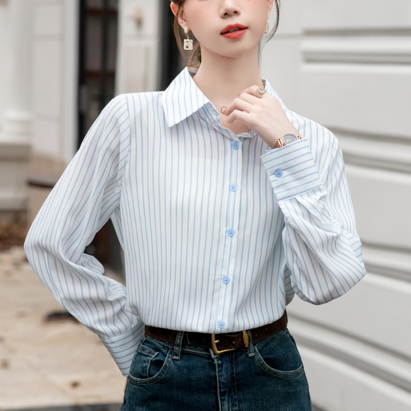 Blue and white striped silk shirt highlights white commuter women's shirt, paired with a collared shirt. 2024 early autumn new top for women
