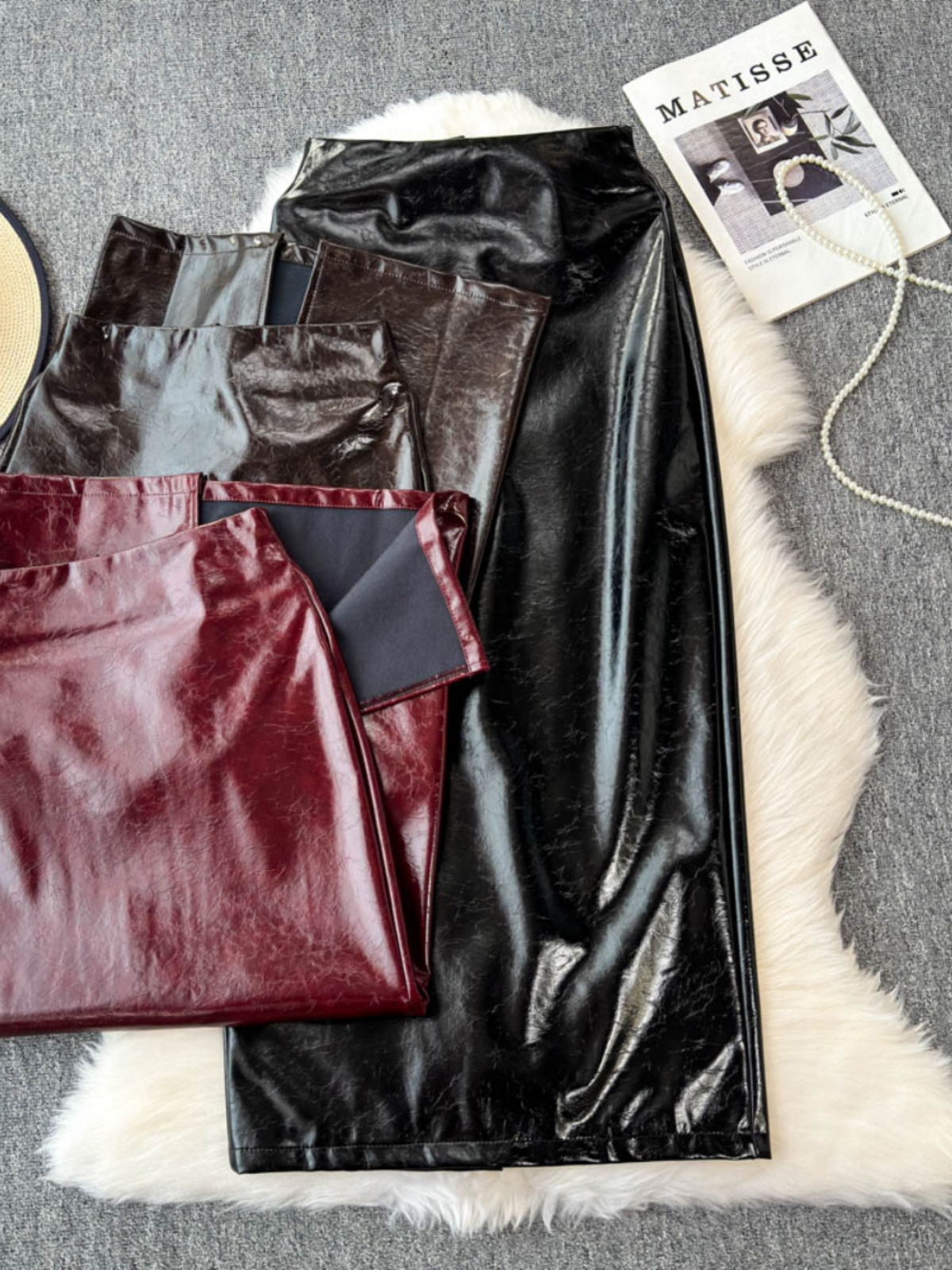Black retro leather skirt, half body skirt, women's autumn and winter 2025 new high waist slimming temperament, mid length split hip skirt