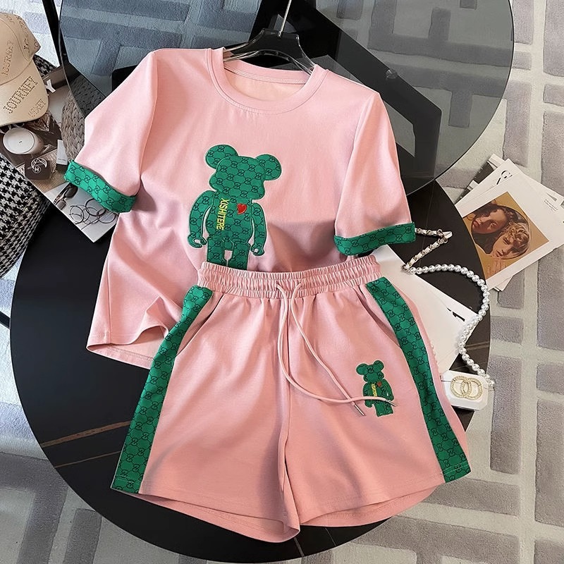 Fashion and casual sports suit for women in summer 2023, new internet celebrity explosive street style, age reducing short sleeved shorts two-piece set