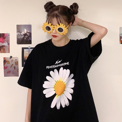 2022 summer new daisy short sleeved t-shirt for women, European style, loose fit, slimming Korean version, half sleeved shirt, Instagram women's trend