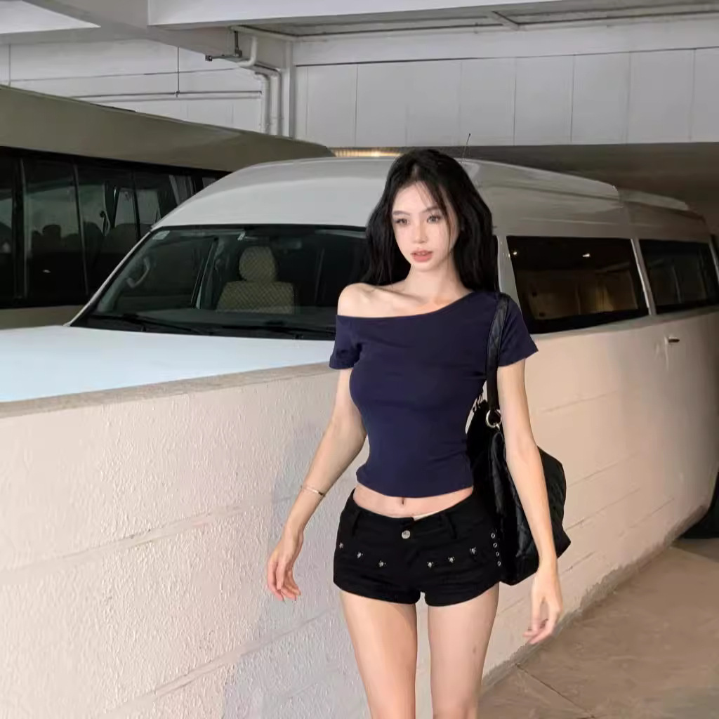 Pure desire slanted shoulder short sleeved T-shirt for women in summer 2024, new short style with exposed navel, slim fit and versatile student top, ins trend