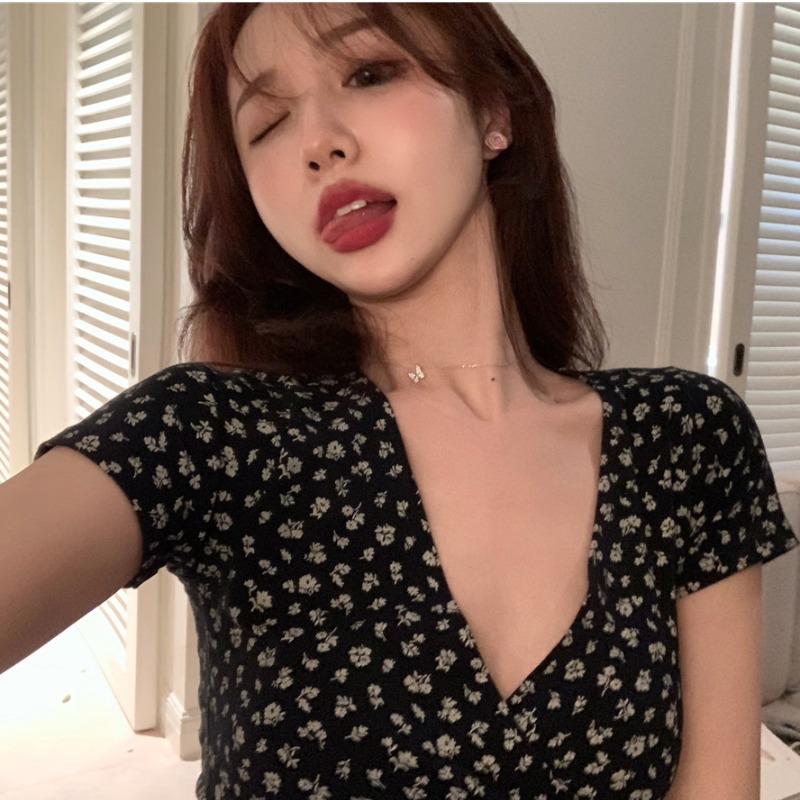 American retro style floral cross V-neck slim fit short sleeved T-shirt with exposed navel, women's top, 2025 summer new trend